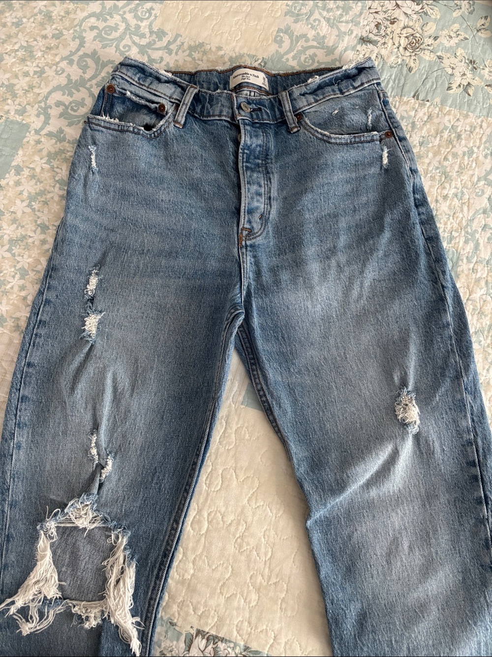 ABERCROMBIE & FITCH DISTRESSED DENIM JEANS in Size 28/6R